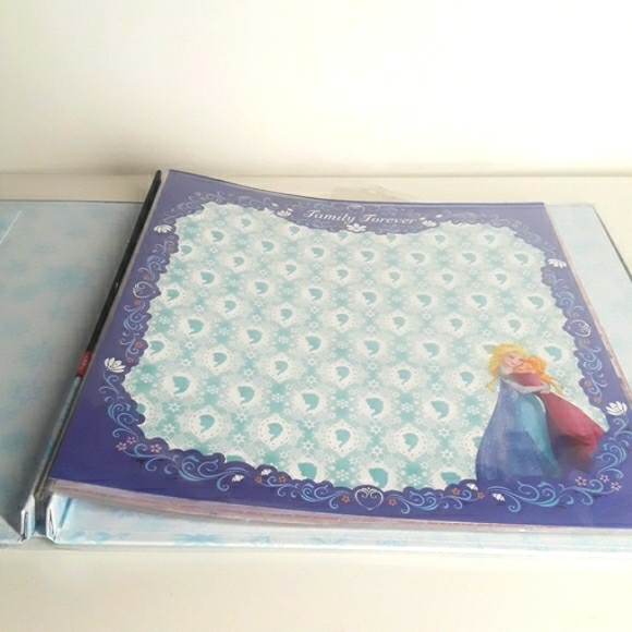DISNEY Frozen Elsa Olaf Anna Character Scrapbook 20 Pages NWT - Picture 3 of 16